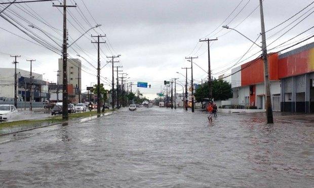 A Apac manteve o alerta emitido às 4h da manhã, que previa chuvas fortes em toda a Região Metropolitana e na Zona da Mata / Foto: Diego Nigro/JC Imagem