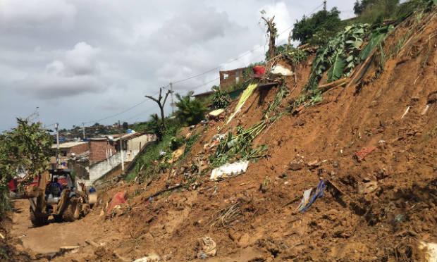 Em Águas Compridas, deslizamento deixou local onde havia casas quase irreconhecível / Foto: Priscila Miranda/NE10