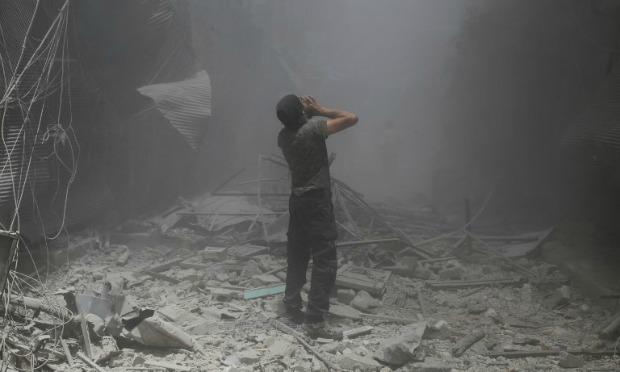 Ao menos 23 morreram em bombardeios da aviação síria neste domingo em bairros controlados por rebeldes em Aleppo, norte do país / Foto: AFP