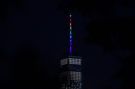 O Empire State, em Nova Iorque, iluminou sua antena com as cores do arco-íris. A rádio oficial do grupo Estado Islâmico reivindicou nesta segunda-feira o massacre de Orlando, cometido por um soldado do califado / Foto: AFP