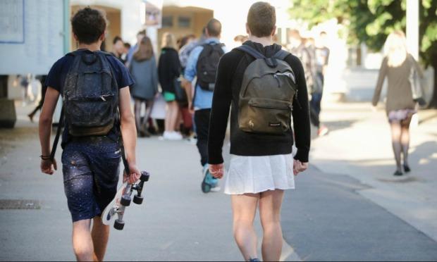 Cerca de 80 escolas públicas do Reino Unido vão reavaliar ou reescrever seu código de uniformes para se adequar a uma política de roupas "sem gênero" / Foto: Jean-Sebastien Evrard/AFP