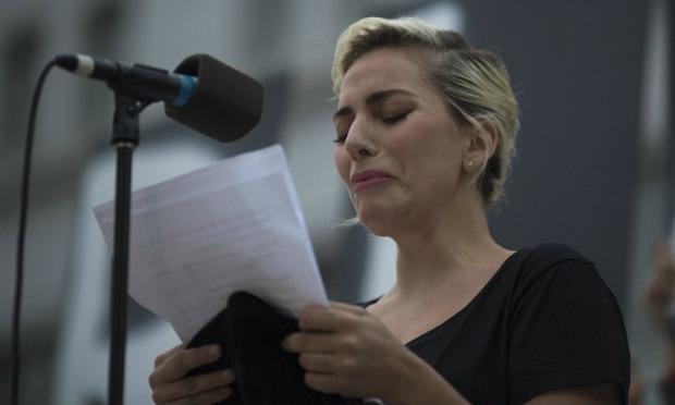 Durante um ato realizado para homenagear as vítimas do massacre ocorrido em uma boate de Orlando, a cantora Lady Gaga discursou em defesa da comunidade LGBT e caiu no choro / Foto: AFP