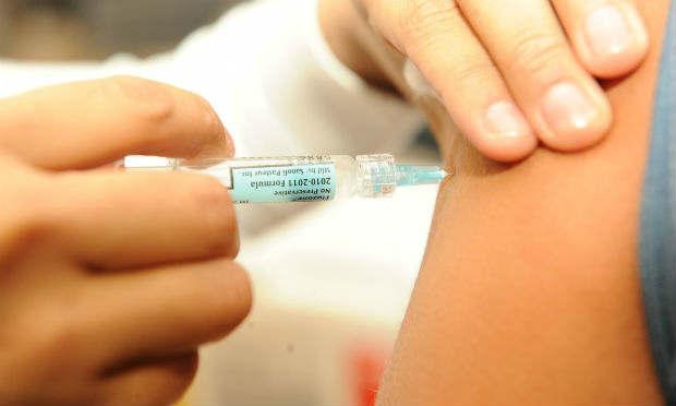 O Ministério da Saúde estuda a ampliação do público-alvo para a vacinação contra HPV, responsável pelo câncer de colo de útero / Foto: Acervo