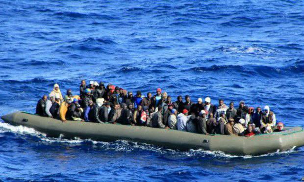 Uma mulher deu à luz uma menina a bordo de um navio holandês que resgatou centenas de migrantes no Mediterrâneo / Foto: AFP