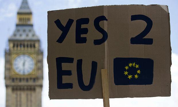 Movimento mostra a expressiva divisão da população britânica na votação realizada na última quinta-feira / Foto: AFP
