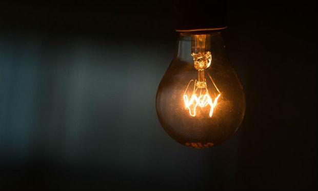 Uma lâmpada fluorescente compacta economiza 75%, se comparada a uma lâmpada incandescente / Foto: Agência Brasil