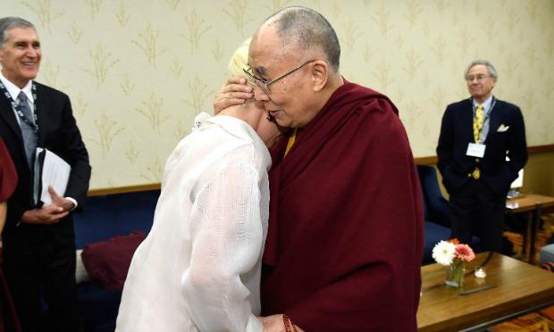 Os internautas chineses criticaram com dureza a cantora Lady Gaga depois do encontro com o Dalai Lama / Foto: AFP