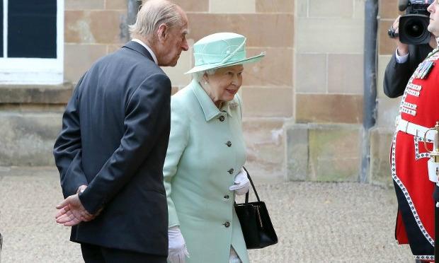"Eu ainda estou viva, em todo caso", brincou a rainha Elizabeth II em sua primeira aparição pública depois da decisão dos britânicos de sair da UE (Brexit) / Foto: AFP