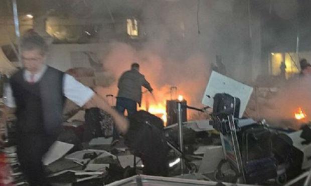 Duas explosões aconteceram no aeroporto internacional de Atatürk, em Istambul. / Foto: Reprodução / Twitter