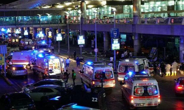 O atentado no Aeroporto de Istambul deixou pelo menos 30 pessoas mortas e mais de 100 feridos / Foto: Reprodução/ Twitter