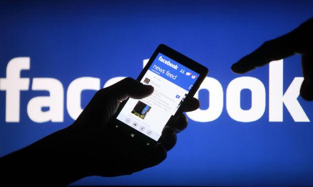O Facebook disse que o objetivo do "feed" é ajudar a ver mais postagens dos seus amigos e família" / Foto: Reprodução