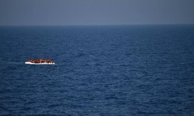 Ao menos dez migrantes morreram depois que um bote inflável afundou nas águas do Mediterrâneo / Foto: Arquivo/AFP