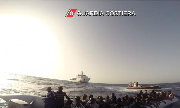 Graças a imagens da marinha militar italiana, observa-se que o barco ainda mantém a cor azul do casco, dentro do qual estavam centenas de pessoas, entre 700 e 800 migrantes, em sua maioria africanos. / Foto: Marina Militare / AFP