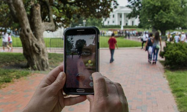 A febre de Pokémon Go, o jogo de realidade que permite capturar essas criaturas, invade o mundo / Foto: AFP