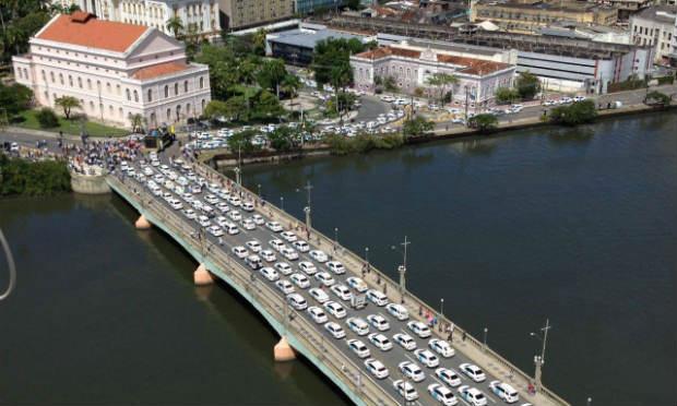 O trânsito ficou complicado durante toda manhã em avenidas importantes do Recife, como Av. Cruz Cabugá / Foto: Alexandre Gondim/JC Imagem