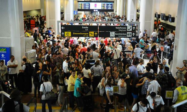 Com muitas filas em alguns terminais, começaram a ser implantados, em todo o país nesta segunda-feira, os novos procedimentos de inspeção de bagagem e de passageiros. / Foto: Tânia Rêgo / Agência Brasil