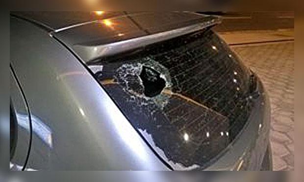 Veículo atingido por pedra assustou condutor e passageiros / Foto:Acervo Pessoal/Isabelle Ayres