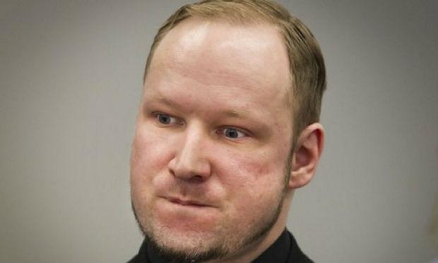 Breivik, defensor da ideologia de extrema-direita, agiu sozinho e descreveu suas ações como "cruéis, mas necessárias". / Foto: AFP