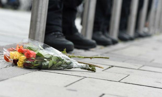 Flores foram colocadas em Munique, perto da cena do tiroteio / Foto: Christof Stache / AFP