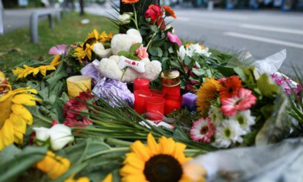 Velas e flores foram colocadas em Munique, Sul da Alemanha, perto da cena do tiroteio / Foto: SVEN HOPPE / DPA / AFP