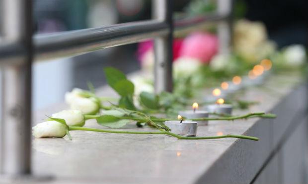 Velas e flores foram colocadas em Munique, Sul da Alemanha, perto da cena do tiroteio / Foto: Karl-Josef Hildenbrand / dpa / AFP