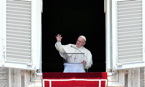 Pontífice disse que “quanto mais insuperáveis parecem as dificuldades, mais insistente deve se ser nossa oração” / Foto: AFP