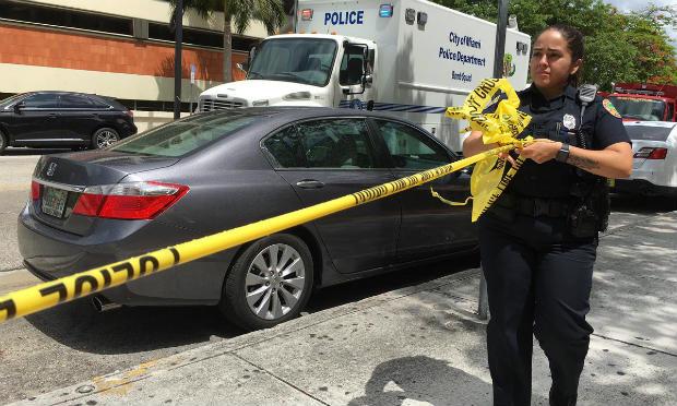 O Departamento de Polícia de Miami divulgou imagens do esquadrão antibomba lidando com a situação. / Foto: Departamento de Polícia de Miami
