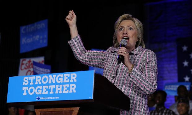 Clinton tem a missão de unificar o partido, em meio às denúncias de sabotagem contra seu adversário / Foto: AFP