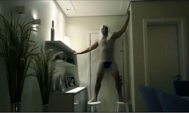 Cassio Regal refez o clipe "Chandelier" para divulgar a venda de seu apartamento / Foto: Reprodução/Vimeo