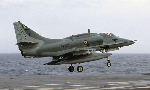O caça AF-1B (A-4KU-Skyhawk) que caiu no mar de Saquarema, após colidir no ar com outra aeronave militar / Foto: Reprodução