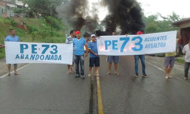 Manifestantes queimaram pneus na PE-060 / Foto:Marcus Tolêdo/Divulgação