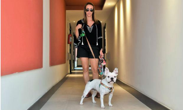 Liza Carvalho leva seu cachorro Bartô para todas as suas viagens e faz questão de ficar em um local pet friendly / Foto:  Virginia do Monte de Paula/Cortesia