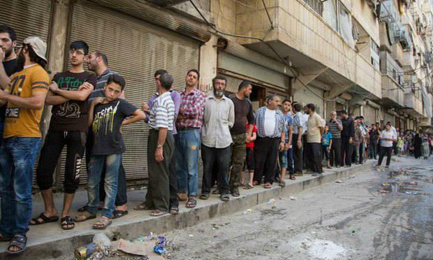 Apenas alguns habitantes puderam sair dos bairros rebeldes da cidade síria de Aleppo  / Foto: AFP