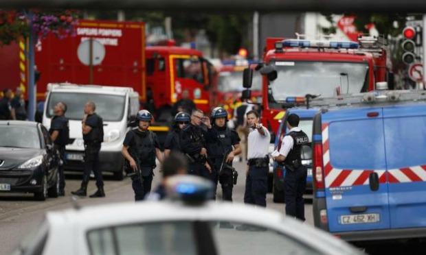Três pessoas foram detidas preventivamente pela investigação do assassinato de um padre em uma igreja de Saint Etienne de Rouvray, na França / Foto: AFP