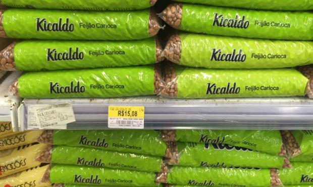 Preço do feijão ultrapassa R$ 15 nos principais supermercados do Recife / Foto: Rebeca Montenegro/NE10