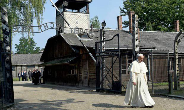 O papa Francisco entrou a pé e atravessou sozinho e em silêncio a placa da entrada / Foto: AFP