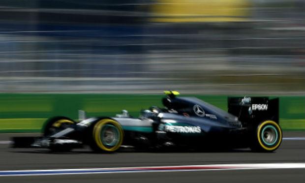 Pilotando em casa, Rosberg tenta reverter a derrota sofrida na prova anterior. / Foto: Studio Colombo/ Pirelli