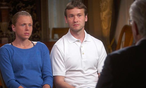 Após as denúncias, Yulia e Vitaly Stepanov passaram a ser monitorados por espiões e sofreram ameaças / Foto: reprodução CBS NEWS