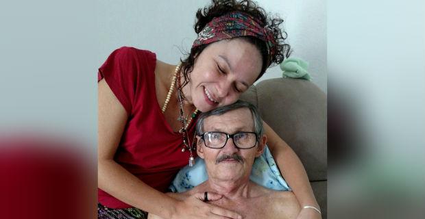 Jacqueline abraçou a campanha para ajudar seu pai João Batista a se comunicar / Foto: cortesia