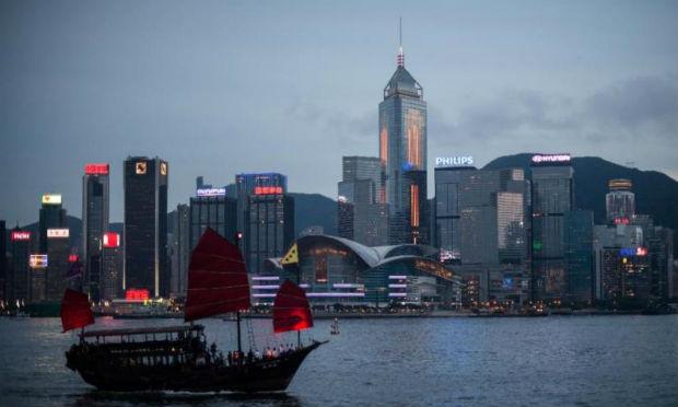 Hong Kong cancelou mais de 100 voos e fechou as escolas em preparação para a chegada do fenômeno / Foto: AFP