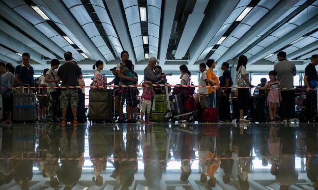 Tufão levou a cancelamento de todos os voos do Aeroporto de Hong Kong / Foto: ANTHONY WALLACE / AFP