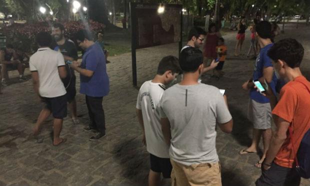 Dezenas de jogadores foram ao Parque da Jaqueira em busca de capturar os Pokémon espalhados no local / Foto: Rafael Paranhos/ NE10