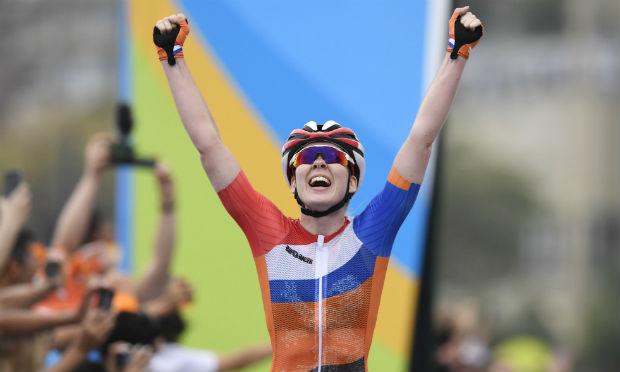 A holandesa Anna van der Breggen conquistou a medalha de ouro na prova de ciclismo de estrada / Foto: AFP