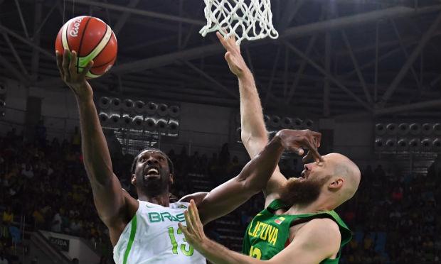 A seleção masculina de basquete estreou no torneio olímpico com derrota para a Lituânia, neste domingo / Foto: AFP