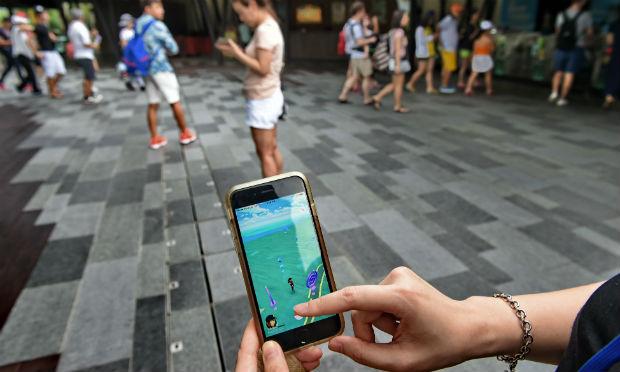 Jogo que usa realidade aumentada é a sensação mundial / Foto: AFP