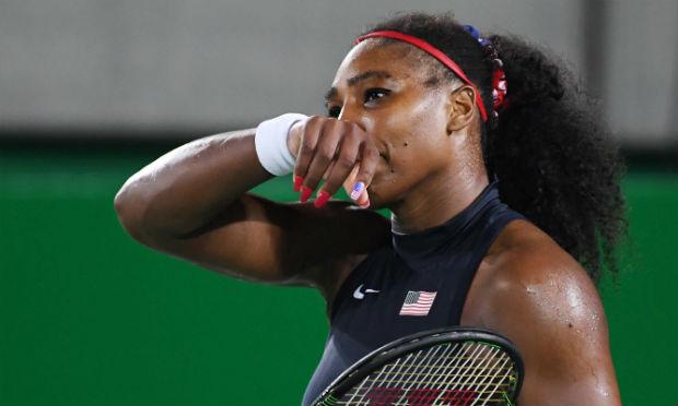 Serena Williams também foi eliminada de forma prematura do torneio de duplas. / Foto: AFP.