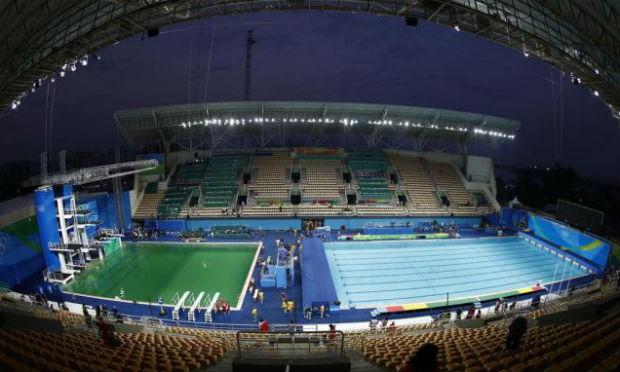 Organização garantiu que água esverdeada da piscina não oferece risco aos atletas / Foto: AFP