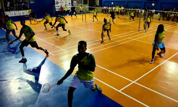 A favela é a maior fábrica de atletas de badminton do Brasil. / Foto: TASSO MARCELO / AFP