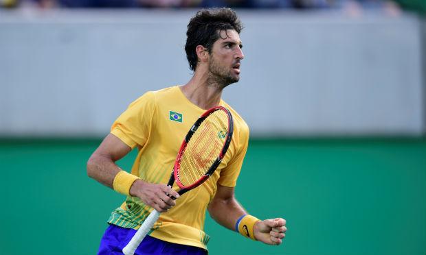 O brasileiro Thomaz Bellucci, número 54 no ranking da ATP, lutou muito, saiu em vantagem, mas não conseguiu manter o ritmo. / Foto: AFP.