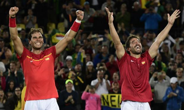 Nadal e López comemoram o título nas duplas. / Foto: AFP